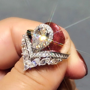 Elegant pear-cut crown ring set with shimmering zircon stones in a silver finish