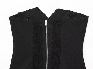 Gros plan de la fermeture éclair et du tissu plissé sur le haut bandeau noir