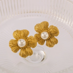 Frosted gold petal earrings with white pearls in 18K gold-plated stainless steel