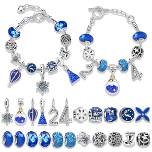 Kit bracelet de Noël DIY avec perles bleues, breloques flocon et chaînes serpent argentées