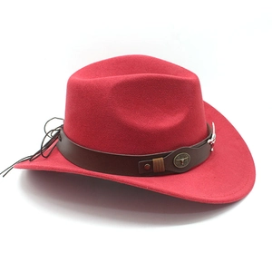 Détail d'un chapeau de cowboy rouge avec bande en cuir et logo de tête de taureau