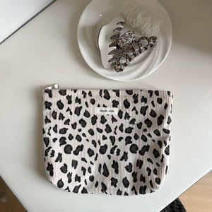 Gros plan détaillé de la trousse de maquillage en velours côtelé à imprimé léopard
