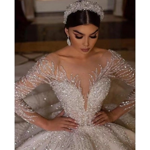 Exquisite Details des luxuriösen Brautkleides mit Perlenstickerei und Paillettenmuster