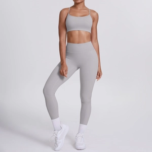 Graues Yoga-Set aus doppelseitigem Nylon mit Sport-BH und hoch taillierter Leggings im Detail