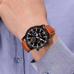 Dettaglio di un orologio da uomo in nero opaco con cinturino in pelle marrone e numeri romani