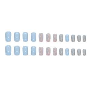 Unghie finte azzurre corte quadrate con glitter argento e motivi a onde estive