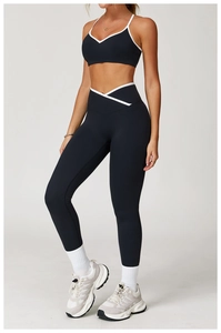 Detailansicht der weißen Paspelierung und V-Schnitt-Bund an den Yoga-Leggings