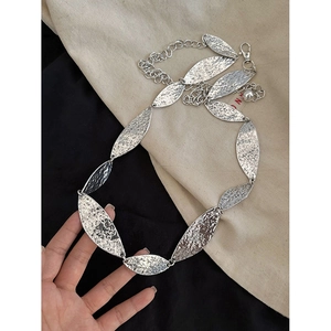 Détails de la chaîne de taille en métal argenté avec texture martelée et fermoir mousqueton