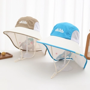 Dettaglio del cappello da sole per bambini con rete traspirante e cinturino regolabile