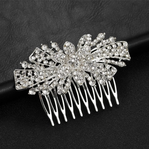 Vista macro del pettine per capelli da sposa con foglie d'argento e strass brillanti