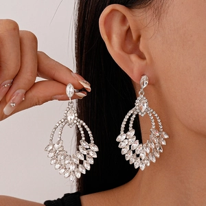 Orecchini a goccia in argento con strass marquise e design a foglia di grano a strati