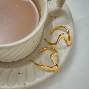Chics boucles d'oreilles créoles en acier inoxydable 18K avec design ondulé unique