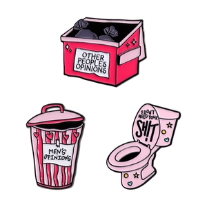 Badges en émail rose en forme de poubelle et toilettes avec citations sarcastiques