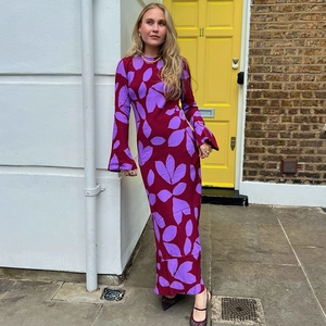 Gros plan d'une robe vintage rouge foncé avec motif de feuilles violettes et col rond chic