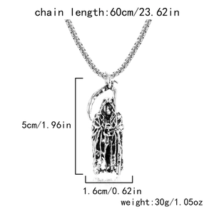Vue détaillée du pendentif faucheuse en argent avec dimensions et poids du bijou