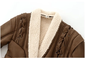 Dettaglio giacca vintage in pelle marrone con fodera in pelliccia color crema e lacci sulle spalle