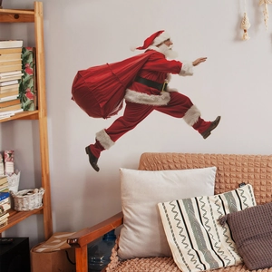 Sticker mural Père Noël en mouvement pour une décoration de Noël rouge dans un salon chaleureux