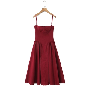 Détail de la robe rouge foncé avec bonnets structurés et taille plissée élégante