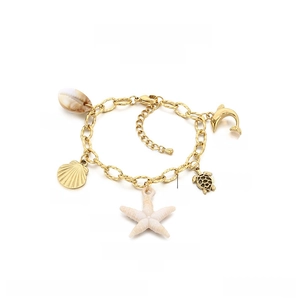 Vue détaillée du bracelet océan en acier inoxydable avec pendentifs coquillage et tortue
