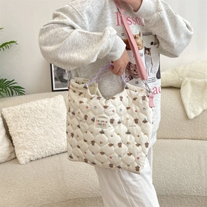 Détail du sac cabas matelassé avec imprimé chien mignon et bandoulière rose réglable