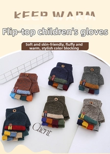 Detailansicht der farbigen Strick-Klapphandschuhe für Kinder mit Holzknöpfen