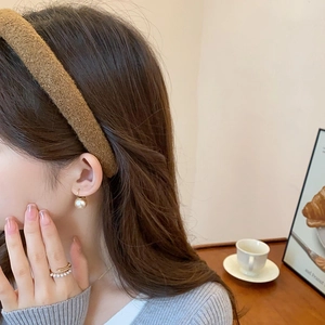 Brown plush velvet headband with gold pearl earrings and ring for autumn style
