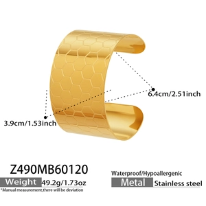 Détails des dimensions et de la texture nid d'abeille du large bracelet en acier doré 18k