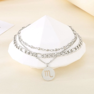 Détail du collier en acier inoxydable argenté avec pendentif signe du zodiaque Vierge