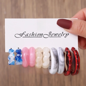 Détail de 5 paires de boucles d'oreilles en résine acrylique en forme de C multicolores