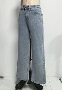 Detail van metalen knoopsluiting en klassieke five-pocket-stijl op wijde spijkerbroek