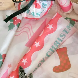 Papier cadeau de Noël avec texte Merry Christmas, étoiles et motifs de chaussettes