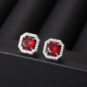 Elegante zilveren vierkante oorknopjes met rode robijnsteen en micro-pave diamanten