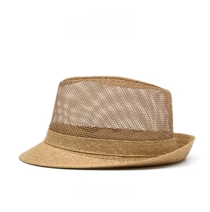 Gros plan d'un chapeau fedora marron clair avec maille respirante et ruban tressé