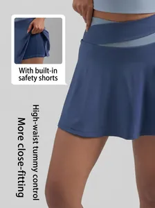 Donkerblauwe sport-skort met hoge taille, overslagband en ingebouwde binnenbroek