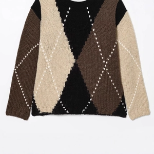 Relaxed fit crewneck sweater with vintage diamond argyle pattern in brown and black