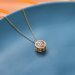 Collana zodiacale dorata con ciondolo tondo traforato, pietra rosa e dettaglio lettera m