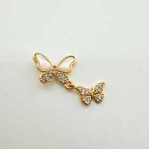 Détail du pendentif papillon doré 18K avec nacre et zircons micro-sertis élégants