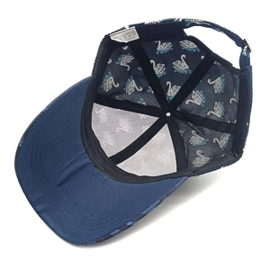 Dettaglio interno del cappello con fodera a cigno e etichetta in poliestere al 100% di qualità