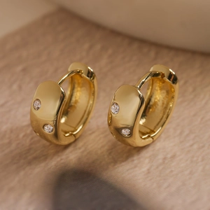Elegante 18K vergoldete Kupfer-Mini-Creolen mit funkelnden Zirkonia-Steinen besetzt