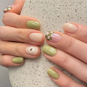 Green White Checkered Press On Nails With Sweet Floral Pattern Short Square Fake Nails Set For Women Daily Nail Art