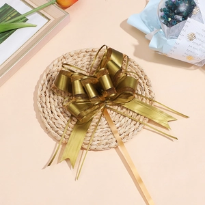 Dettaglio del fiocco in organza dorata per decorazione di matrimoni e regali di lusso