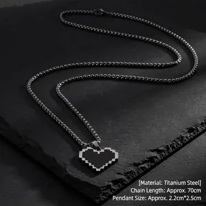 Collier avec pendentif cœur pixel de style hip hop en acier titane sur pierre noire
