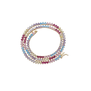 Makroaufnahme einer 3mm bunten herzförmigen Edelsteinkette im Tennis-Stil mit Gold-Finish