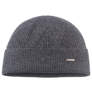 Bonnet d'hiver en tricot gris foncé pour homme avec texture côtelée et plaque en métal