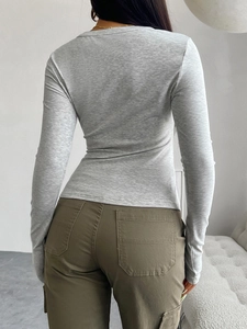 Vue arrière d'un t-shirt gris à manches longues ajusté avec tissu doux et col en V