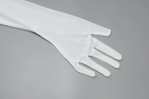 Vue détaillée de longs gants blancs élégants en maille fine pour robes de cérémonie