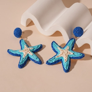 Orecchini a stella marina in rafia intrecciata a mano in tonalità blu e beige estive