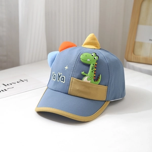 Detailansicht der Baby-Basecap mit Dinosaurier-Aufnäher und bunten 3D-Hörnern