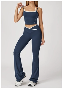 Details des dunkelblauen Yoga-Tops und der V-Taillen-Leggings mit weißen Kontraststreifen