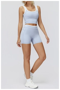 Détail d'ensemble de yoga bleu clair avec bordures contrastées blanches pour femme